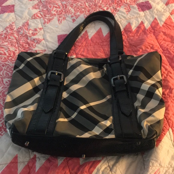 Authentic Burberry patent Trim Smoked tote 👜 - Picture 2 of 8